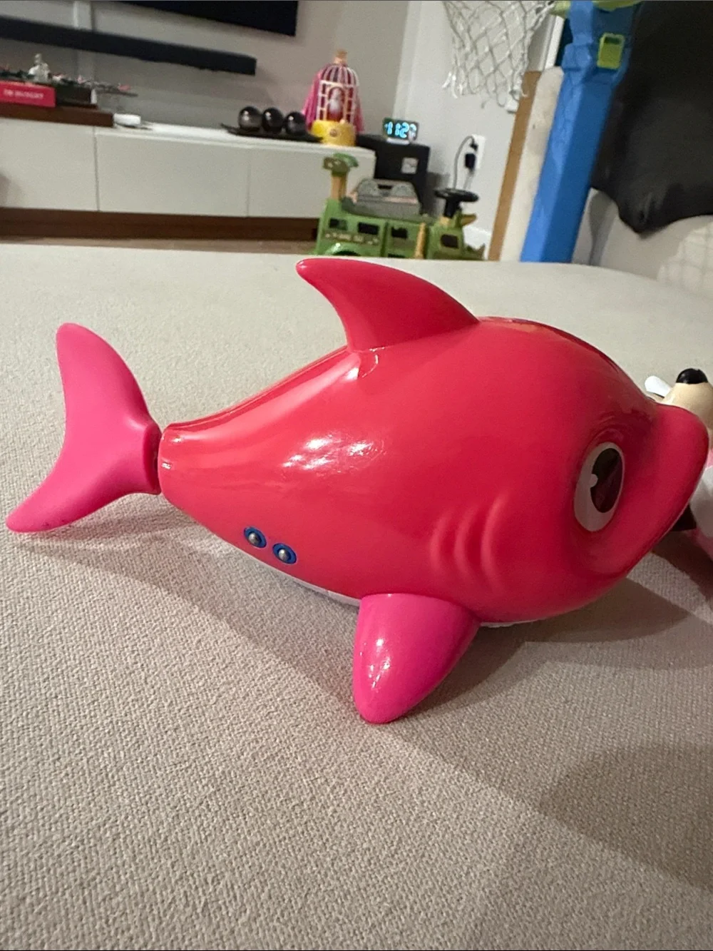 ZURU Robo Alive singing shark with Disney Minnie bath toy